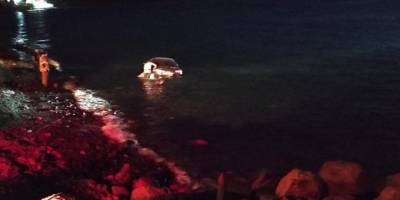 İzmir’de otomobil denize yuvarlandı: 1 yaralı