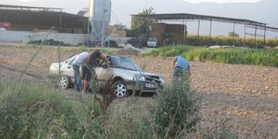 Otomobil tarlaya uçtu: 3 yaralı