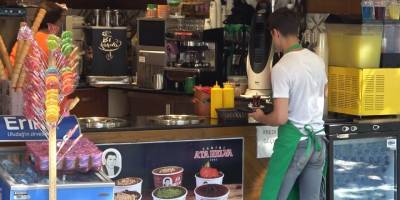 Dondurmacıda minik bebeğini unuttu, yarım saat sonra aramaya geldi