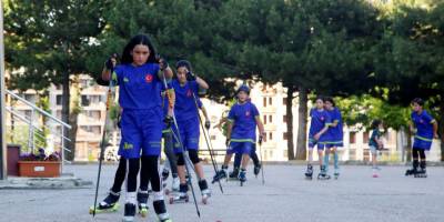 Kastamonulu kayakçılar asfaltta antrenman yapıyor