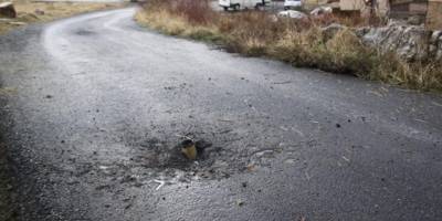 Teröristlerin attığı roketler köye düştü