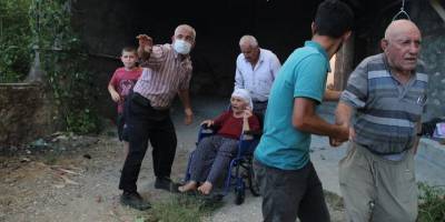 Yaşlı çift ve torunları yangından vatandaşlar kurtardı