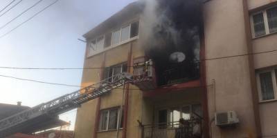 Manisa'da evi yanan kişiyi itfaiye kurtardı