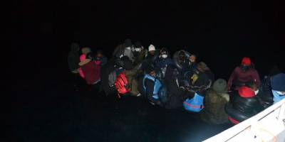 İzmir açıklarında Türk kara sularına itilen 36 sığınmacı kurtarıldı