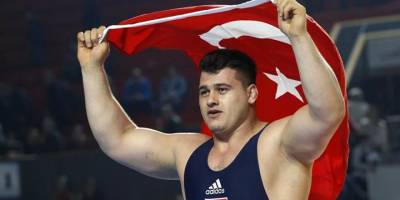 Güreşte erkekler grekoromen stil 130 kiloda Rıza Kayaalp çeyrek finale yükseldi