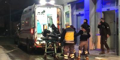 2 polis memuru, gürültü şikayetine gittikleri evde bıçaklanarak yaralandı