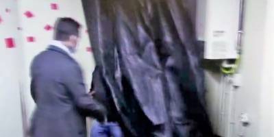 Kumar oynarken baskına uğradılar, perdenin arkasına saklandılar