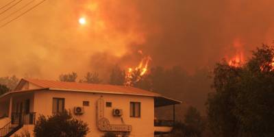 Dizi çekimlerinin yapıldığı turistik Çökertme Mahallesi alevlere teslim oldu
