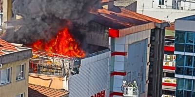 Yangında mahsur kalan engelli çalışanı zabıta kurtardı