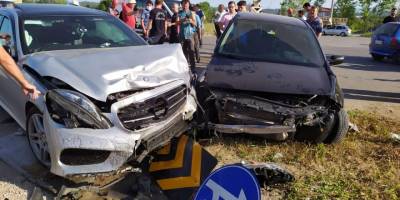 İki araç kavşakta kafa kafaya çarpıştı: 1 ölü, 5 yaralı