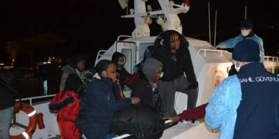 İzmir açıklarında Yunan unsurları tarafından geri itilen 36 göçmen kurtarıldı