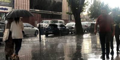 Erzincan’da sağanak sele dönüştü, bazı köy yolları ulaşıma kapandı