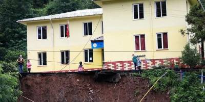 Rize'de heyelan: Okulun bahçesi çöktü