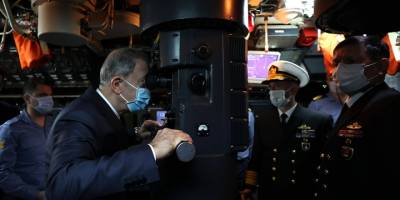 Milli Savunma Bakanı Hulusi Akar, TCG Gür denizaltısını ziyaret etti