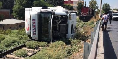 Tren hattına daldı, yan yattı!