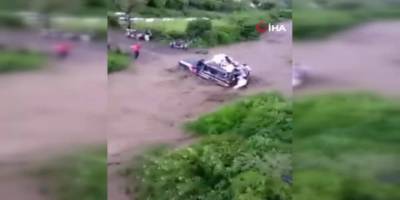 Yemen'de bir araç sel sularına kapıldı: 5 ölü