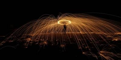 Çelik yünün yakılması güzel görüntüler oluşturdu