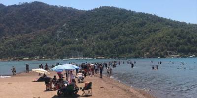 Marmaris'in önemli turizm bölgelerinden Kızkumu Plajı'nda hayat normale dönmeye başladı