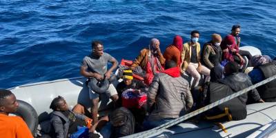 İzmir açıklarında 19 düzensiz göçmen yakalandı