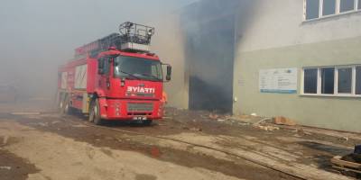 Atölyede çıkan yangında söndürme çalışmaları devam ediyor