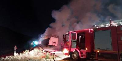 Erzincan’da tomruk yüklü tır alev alev yandı