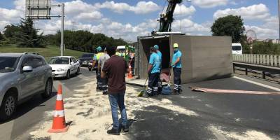 Esenler’de nakliye kamyoneti yola devrildi: 1 yaralı