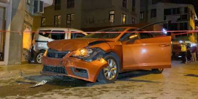 Dükkanın önünde otururken kazada savrulan otomobilin altında kaldı, hayatını kaybetti