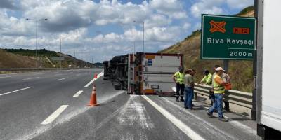 Kuzey Marmara otoyolunda tır devrildi: 1 yaralı