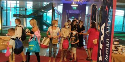 Dalaman'a gelen Rus turist kafilesi çiçek ve lokumla karşılandı