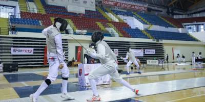 Eskrimde Federasyon Kupası müsabakaları İzmir'de başladı