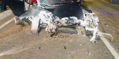 Ağaçları biçerek durabilen otomobilin motoru fırladı