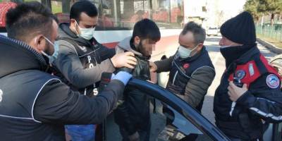 Sokağa çıkma uygulamasında taksi ile arkadaşlarına uyuşturucu götürürken yakalandı