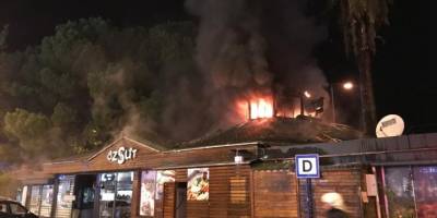 Fethiye'de, bacasında yangın çıkan kafeterya kullanılamaz hale geldi