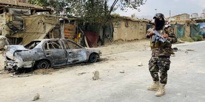 Kabil'de roket fırlatılan araç alev aldı