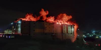 Arnavutköy’de 4 katlı tekstil fabrikasının çatısında çıkan yangın devam ediyor