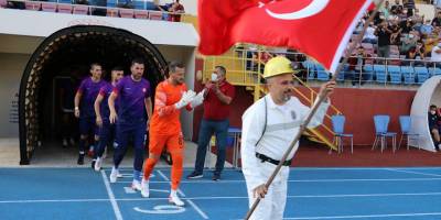 Madenci şehrin takımı; maça maden ocağına benzetilen tünelden çıktı