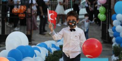 İzmir'de yüz yüze eğitim için okulla buluşan öğrenciler coşkuyla karşılandı