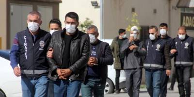 Arkadaşlarını yanlışlıkla öldürüp, işkence yaptıkları şahsa suçu attılar