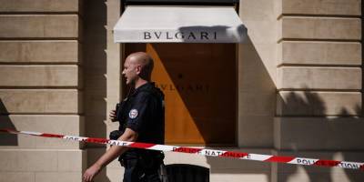 Paris’te ünlü kuyumcu mağazasından 10 milyon euroluk mücevher çalındı