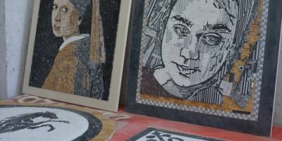 Emekli öğretmen evinin bodrumunda oluşturduğu atölyede mermerden mozaik tablolar yapıyor