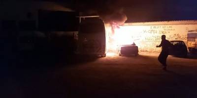 Minibüsün ardından bu kez otomobili ateşe verdi