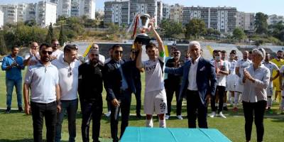 Kuşadasıspor şampiyonluk kupasına kavuştu