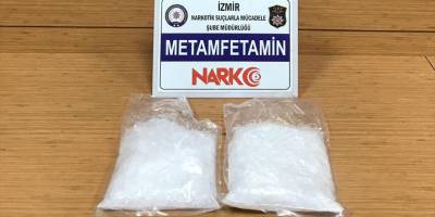 İzmir'de bir motosikletlinin üzerinde 1 kilogram uyuşturucu ele geçirildi