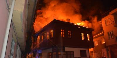 Tarihi ahşap konaktaki yangın 4 saatin sonunda söndürüldü