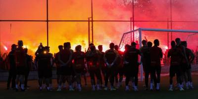 Göztepe, Altay maçı öncesi son çalışmasını taraftarlarının desteğiyle yaptı