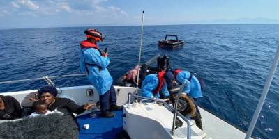 Türk kara sularına bırakılan 2 can salındaki 28 düzensiz göçmen kurtarıldı