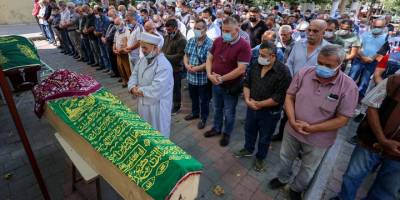 Uçakta geçirdiği rahatsızlık sonucu ölen kadının cenazesi, İzmir'de defnedildi