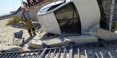 Bergama'da dere yatağına düşen otomobilin sürücüsü yaralandı