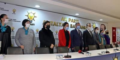 Rus gelin Ksenia’nın AK Parti’yi seçtiğini duyan yerleşik yabancılar üyelik için kuyruğa girdi