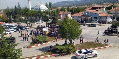 Uşak'ta 11 yaşındaki çocuğun öldüğü trafik kazasına tepki gösteren grup, yolu trafiğe kapattı
